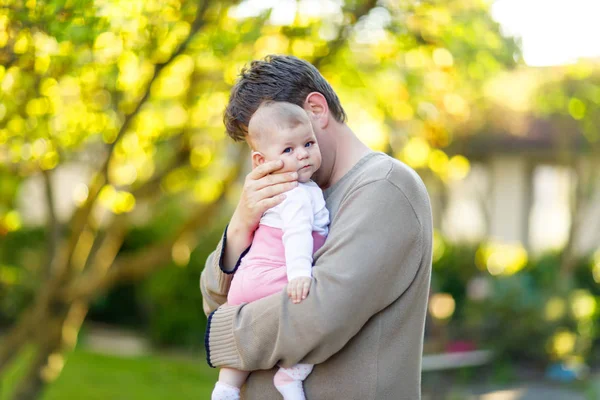 Felice Orgoglioso Giovane Padre Divertirsi Con Neonata Figlia Ritratto Famiglia — Foto Stock