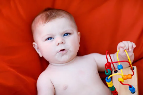 Yeni doğan bebek renkli ahşap eğitim çıngırak oyuncakla oynamak — Stok fotoğraf