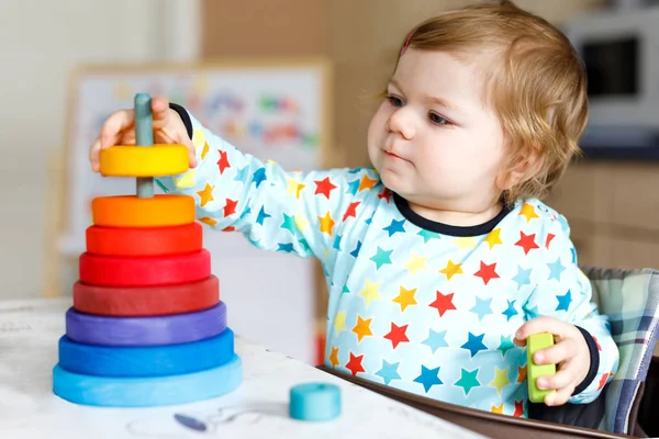 Adorável bonito linda menina brincando com educacional pirâmide de brinquedo arco-íris de madeira — Fotografia de Stock