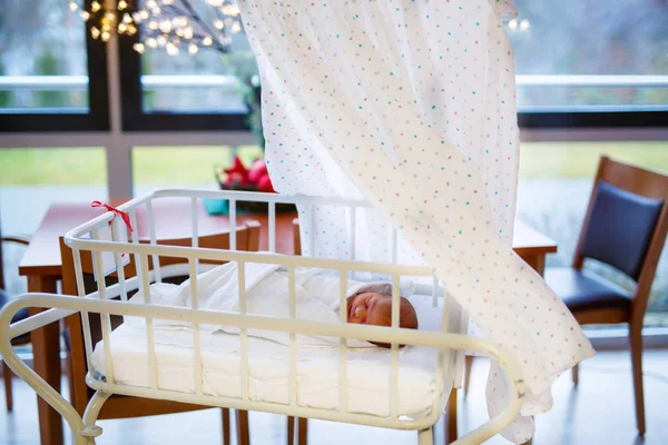 Retrato de bonito adorável bebê recém-nascido menina no hospital de nascimento . — Fotografia de Stock