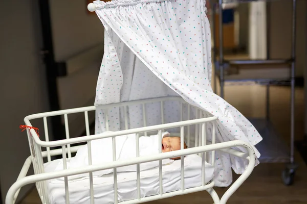 Портрет милой очаровательной новорожденной девочки в роддоме . — стоковое фото