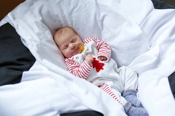 Ritratto di carina adorabile neonata che dorme — Foto Stock