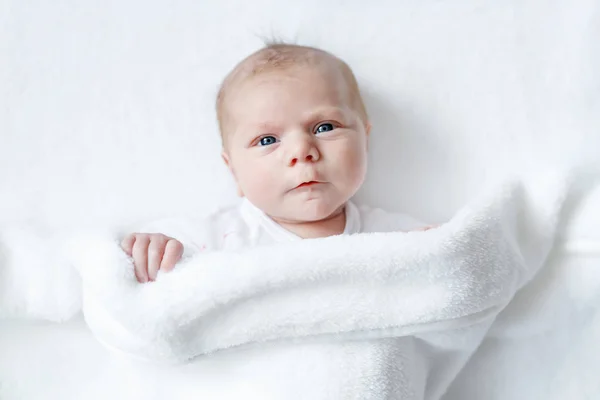 Retrato de bonito adorável bebê recém-nascido criança — Fotografia de Stock