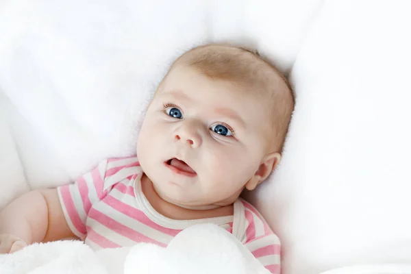 Porträtt av söta bedårande nyfödda barn — Stockfoto