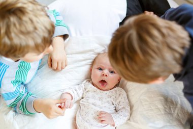 Yeni doğan bebek kız kardeşiyle oynayan kız iki küçük çocuklar çocuk