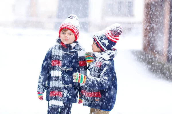 Ευτυχισμένα παιδιά που διασκεδάζουν με το χιόνι το χειμώνα — Φωτογραφία Αρχείου