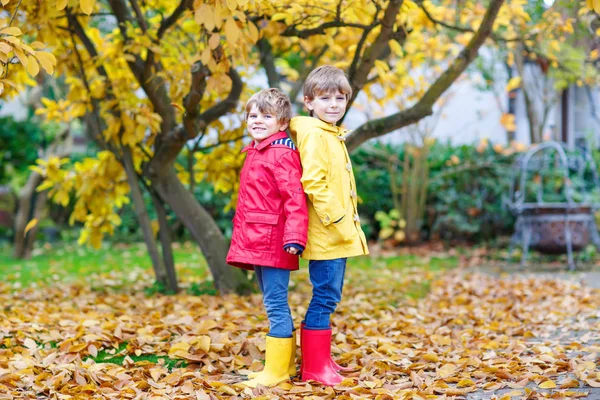 Dos pequeños mejores amigos y niños parque de otoño en cl colorido —  Fotos de Stock