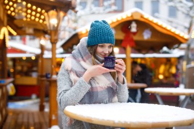 Alman noeli piyasada sıcak panç içiyoruz kadın.