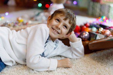 Güzel çocuk ve renkli eski Noel oyuncakları ve top eski bavulda..