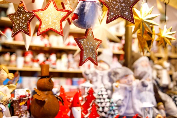 Decoração diferente, brinquedo para árvore de xmas no mercado de natal, close-up de acolhedoras estrelas de gengibre artesanais — Fotografia de Stock