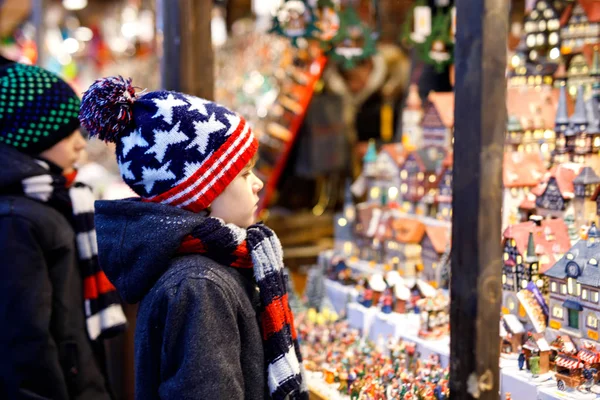 Dvě malé dítě chlapci výběr dekorace na vánoční trh. Krásné sourozenci a nakupování hraček nejlepší přátelé — Stock fotografie