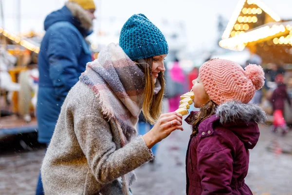 Jeune Mère Fille Mangeant Des Fruits Couverts Chocolat Blanc Sur — Photo