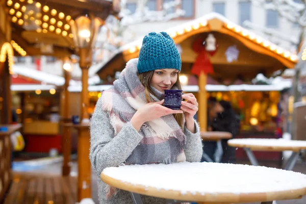 Alman noeli piyasada sıcak panç içiyoruz kadın.