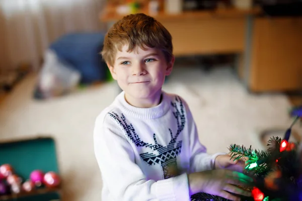 Frumos băiat copil și colorat jucării de epocă xmas și bile. Copil decorare brad de Crăciun — Fotografie, imagine de stoc