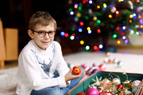 Piękny chłopiec i kolorowe vintage zabawek xmas i jaj. Dziecko dekorowanie choinki — Zdjęcie stockowe