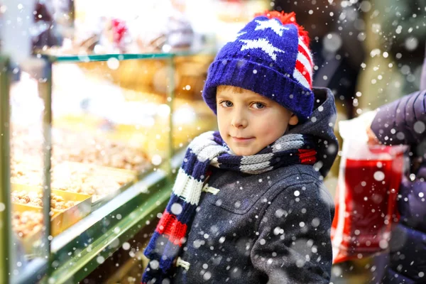 Niño pequeño con pan de jengibre y dulces en el mercado de Navidad — Foto de Stock