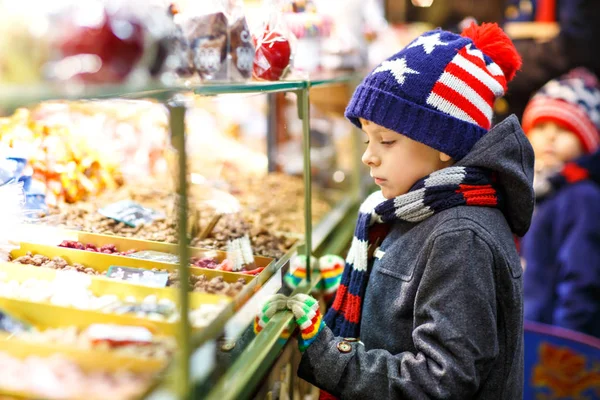 Menino com pão de gengibre e doces stand no mercado de Natal — Fotografia de Stock