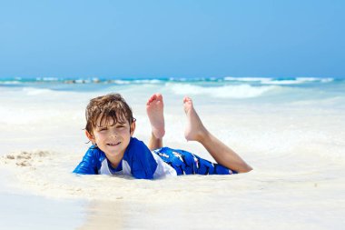 Seyşeller tropikal plaj üzerinde eğleniyor küçük sarışın çocuk çocuk