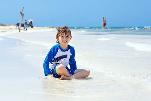 Mały chłopiec blond dziecko zabawy na tropikalnej plaży Boracay — Zdjęcie stockowe