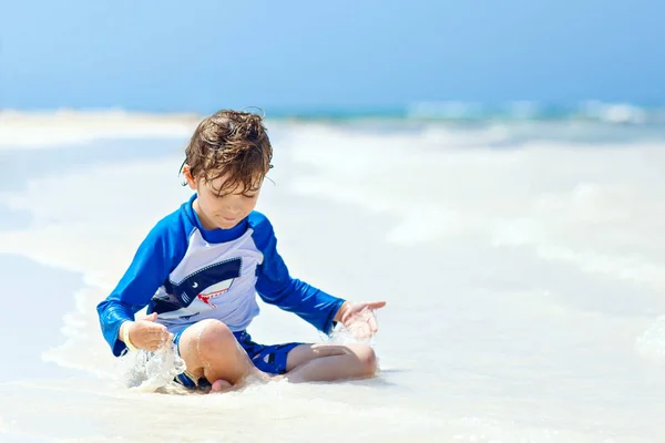 Kleiner blonder Junge hat Spaß am tropischen Strand von Jamaica — Stockfoto