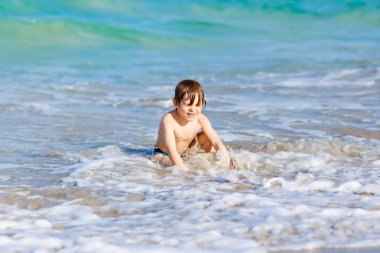 ocean Beach Florida eğleniyor küçük sarışın çocuk çocuk