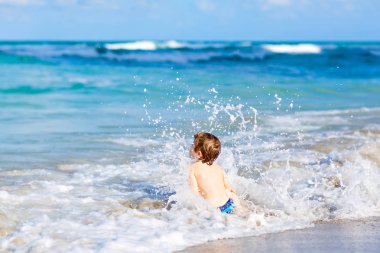 ocean Beach Florida eğleniyor küçük sarışın çocuk çocuk