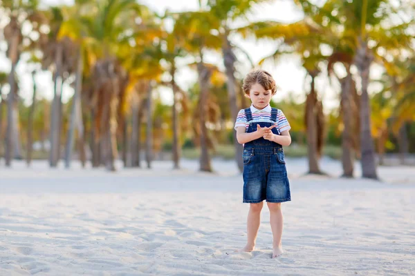 Little kid boy having fun on tropical beach — Stock Photo, Image