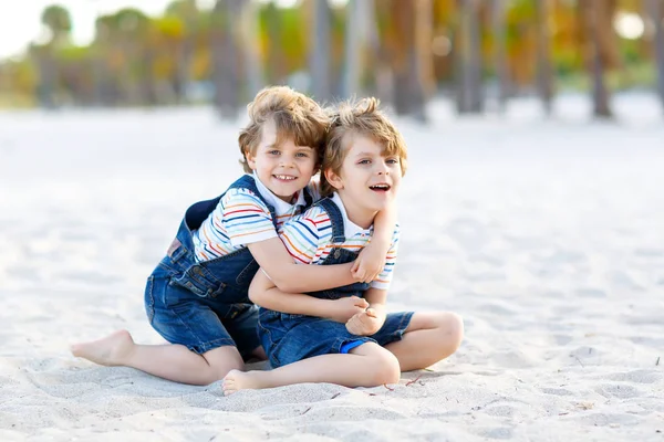 Due bambini piccoli ragazzi si divertono sulla spiaggia tropicale — Foto Stock