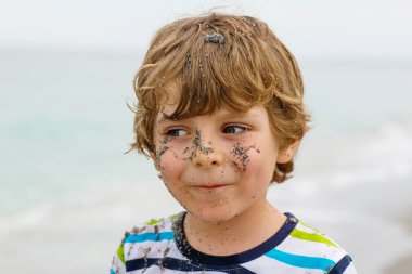 Tropik sahilde eğleniyor küçük çocuk çocuk