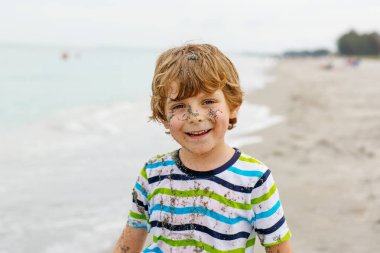 Tropik sahilde eğleniyor küçük çocuk çocuk