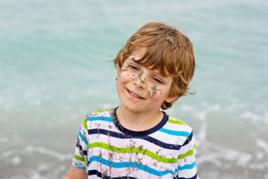 Tropik sahilde eğleniyor küçük çocuk çocuk