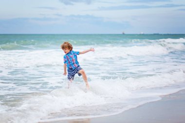 küçük çocuk çocuk okyanus plaj