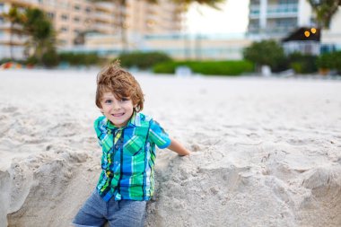 okyanus plaj üzerinde çalışan küçük çocuk çocuk