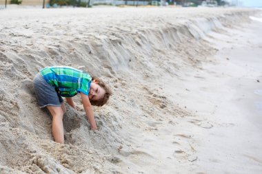 okyanus plaj üzerinde çalışan küçük çocuk çocuk