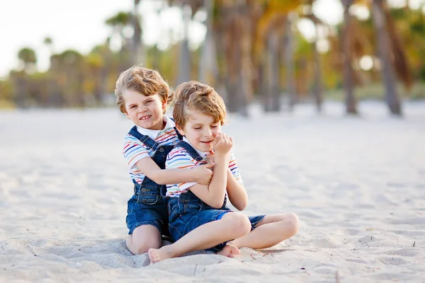 Due bambini piccoli ragazzi si divertono sulla spiaggia tropicale — Foto Stock