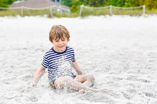 Niño divirtiéndose en la playa tropical — Foto de Stock