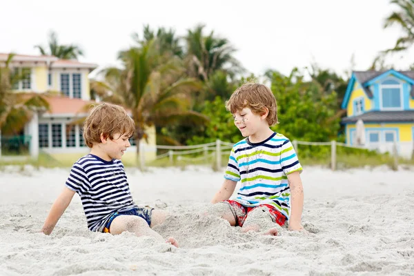 Two little kids boys having fun on tropical beach — Stock Photo, Image
