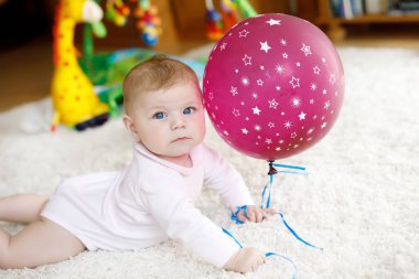 Tarama, kapma kırmızı hava balonu ile oynarken şirin bebek