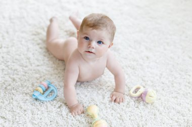 Renkli pastel, eski model çıngıraklı yılanla oynayan tatlı bir kız.