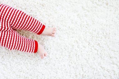 Close-Up bebek vücuduna ve bacaklarda kırmızı Noel Baba pantolon üstünde Noel
