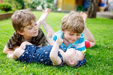 Yeni doğan bebek kız, sevimli kız kardeşi ile iki küçük çocuk mutlu çocuk.