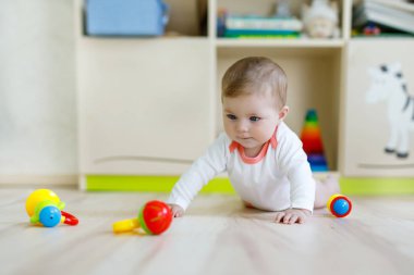 Şirin Bebek kız renkli çıngırak oyuncaklar ile oynama