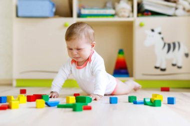 Şirin üzgün Ağlayan bebek ile renkli ahşap oynamak oyuncaklar engeller