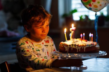 Onun 7 kutluyor güzel mutlu sarışın küçük çocuk Çocuk Doğum günü.