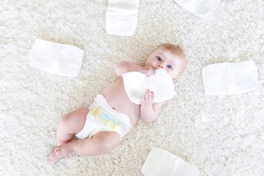 Bebek bezli yeni doğmuş bir kız bebek. Kuru cilt ve kreş