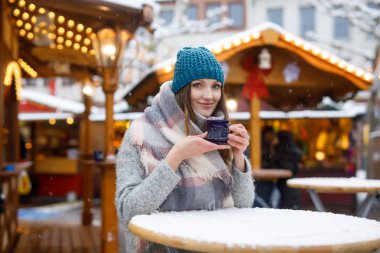 Alman noeli piyasada sıcak panç içiyoruz kadın.