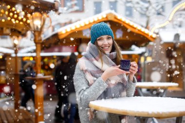 Alman noeli piyasada sıcak panç içiyoruz kadın.