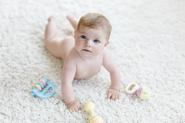 Bonito bebê menina jogar com colorido pastel vintage chocalho brinquedo — Fotografia de Stock