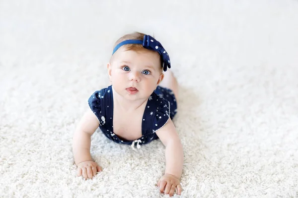 Bonito adorável bebê menina no azul roupas e headband . — Fotografia de Stock