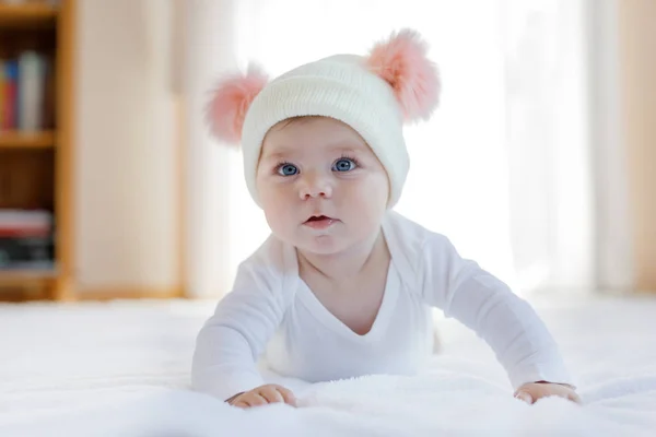 Şirin bebek çocuk şirin bobbles ile sıcak beyaz ve pembe şapkalı — Stok fotoğraf